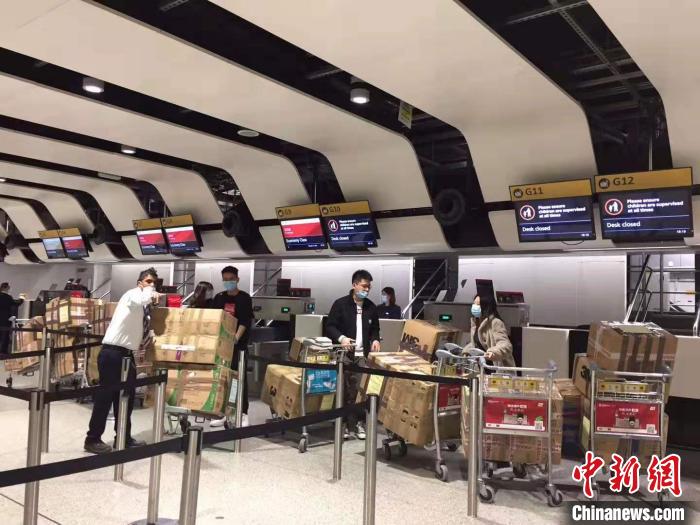 英国湘籍华侨华人为家乡捐助的第二批抗疫医疗援助物资在伦敦机场办理托运。　英国湖南同乡会供图 摄