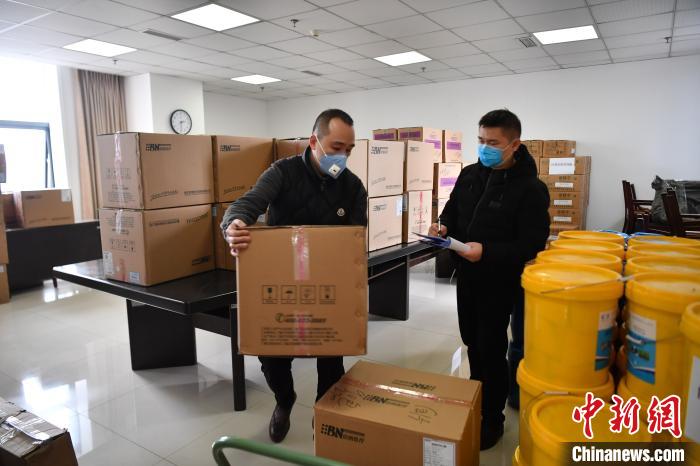图为重庆市南岸区应急局工作人员正在清点物资数量。　郭旭 摄