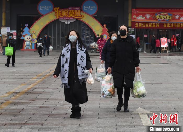 图为重庆市民戴着口罩出行。　周毅　摄