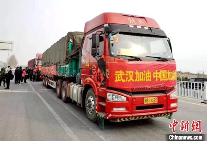 资料图：山东寿光支援武汉新鲜蔬菜的车辆。　沙见龙 摄